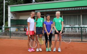 Juniorinnen TC GW Hennef: Die Spielerinnen des letzten Spieltages von links: Sarah, Julia, Tram-Anh und Alicia