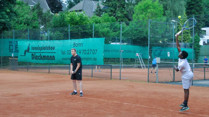 Erfolgreiche Integrationsaktion – Kennenlernen beim Tennisspielen